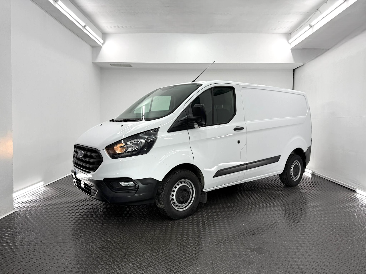 04 ext 05-Photoroom (1) FORD TRANSIT CUSTOM 2.0 TDCI 77KW 260 L1-H1 AMBIENTE DCIV SWB (105cv) (3316LFB) - Imagen 5