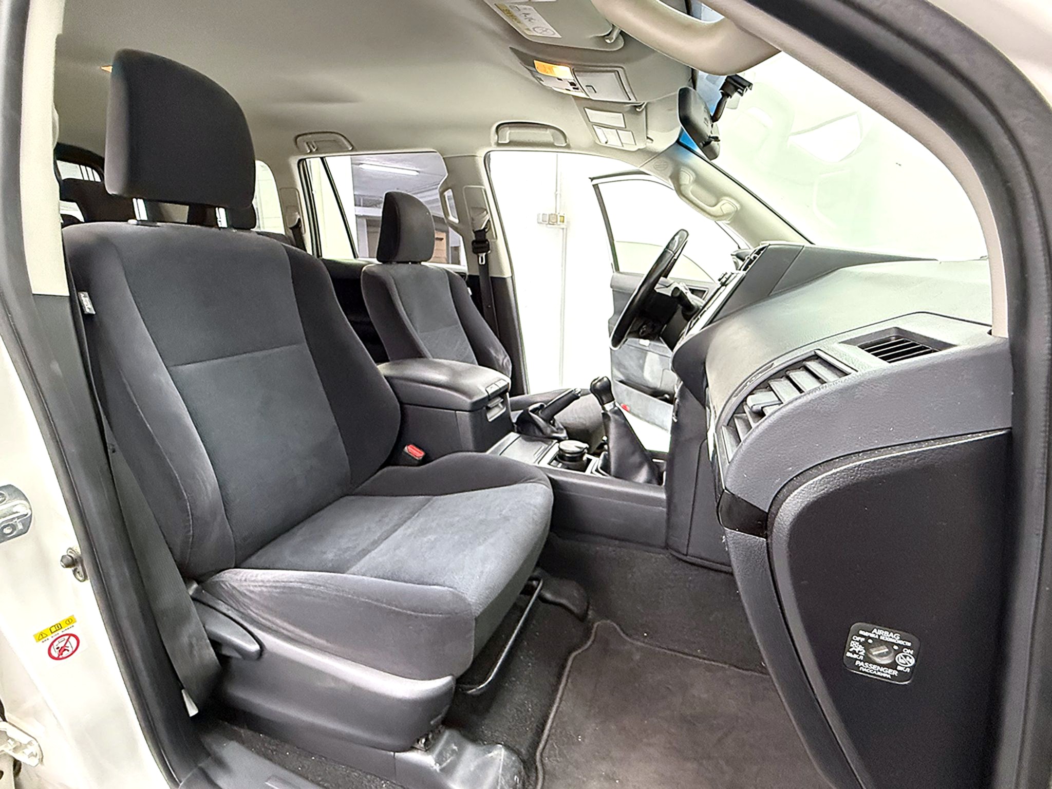 16 INTERIOR TOYOTA 20 LAND CRUISER 2.8 D4D VXL 177cv (7P)  (9632 KVY) - Imagen 16