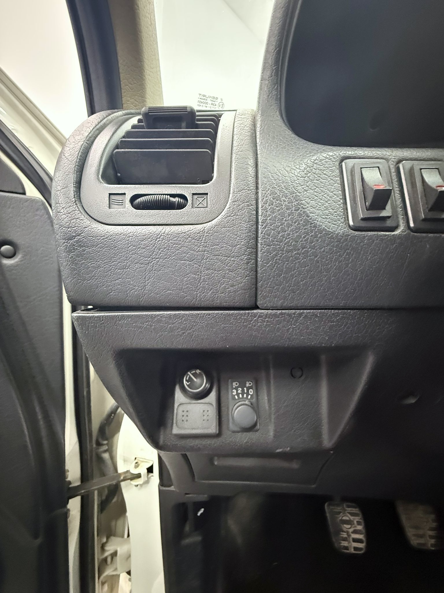 19 op 01 NISSAN TERRANO II 2.7 TDi Confort 125cv (3219FGJ) - Imagen 19